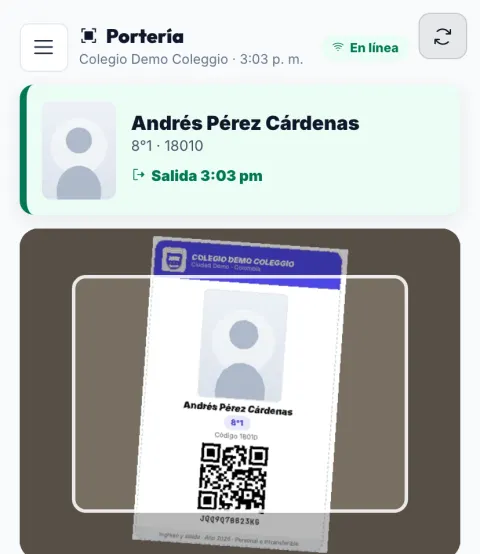 Escáner de portería de Coleggio en el celular leyendo el carnet QR de un estudiante y registrando su salida